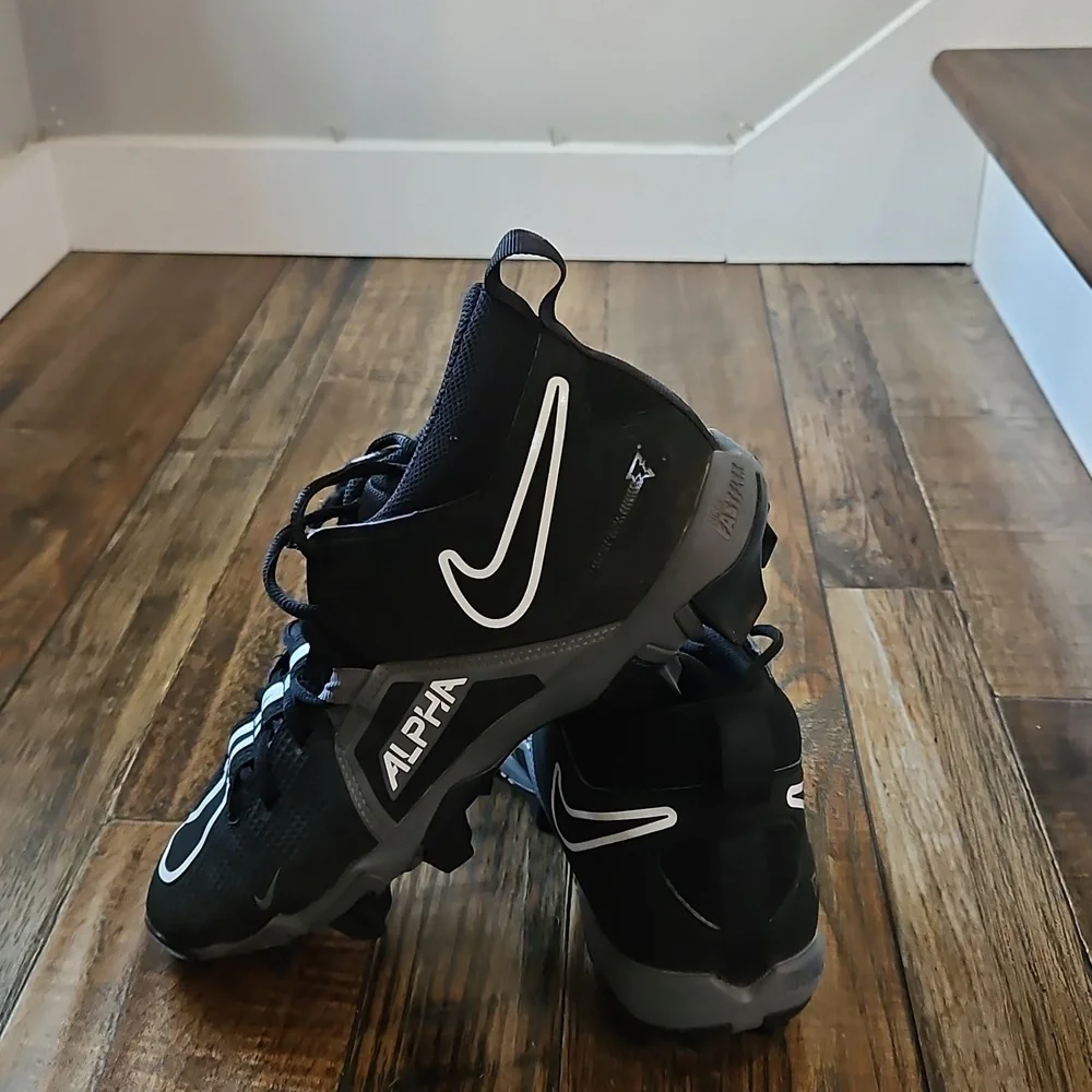 Nike Men's Alpha Fastflex Black and Gray Alpha Menace 3 Shark Football Cleats‎